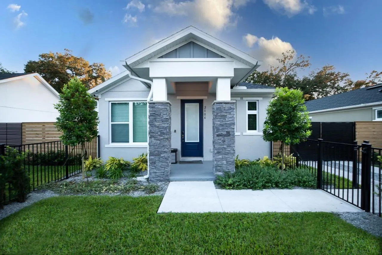 Brand New Modern Pet Friendly Zen Home With Private Home Theater & Hot Tub! Home Orlando Holiday home